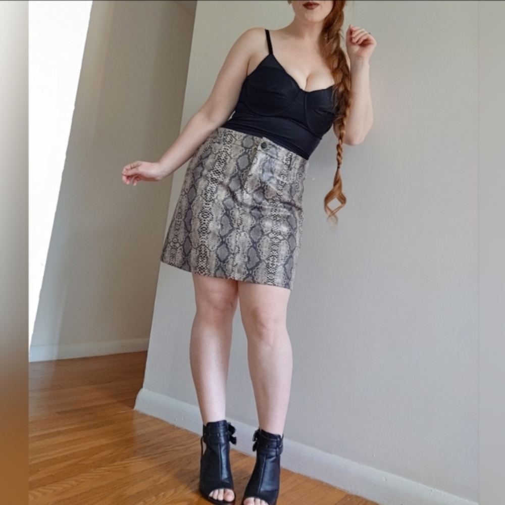 Suzy Shier grey & beige snakeskin print mini/midi skirt. Size L
